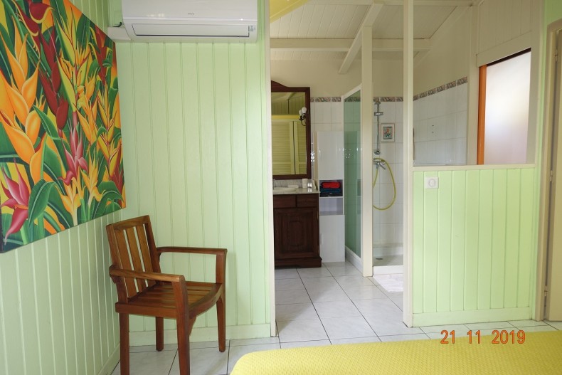   salle de bain de la chambre parentale