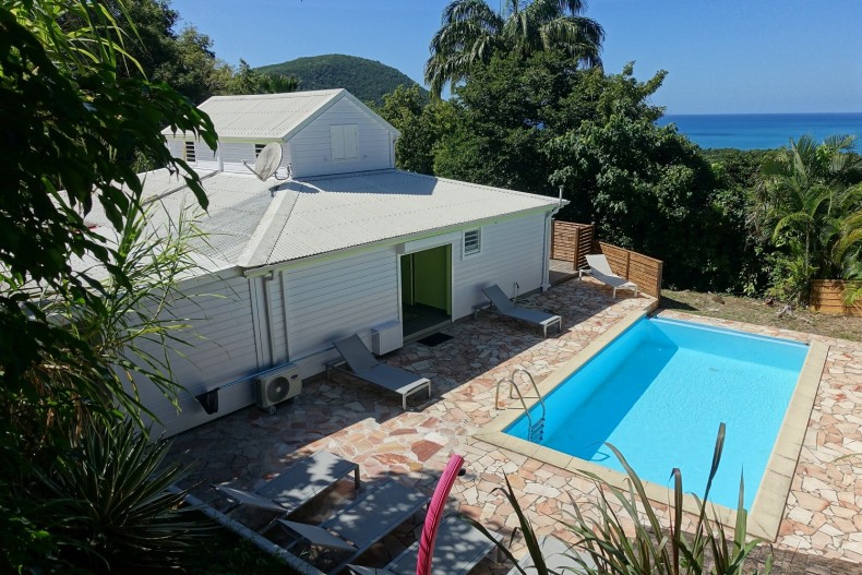 Villa Green House - piscine à débordement avec vue mer