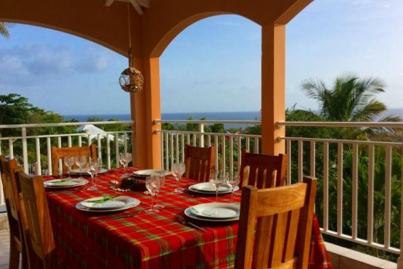 Espace repas et décollage face à la mer…