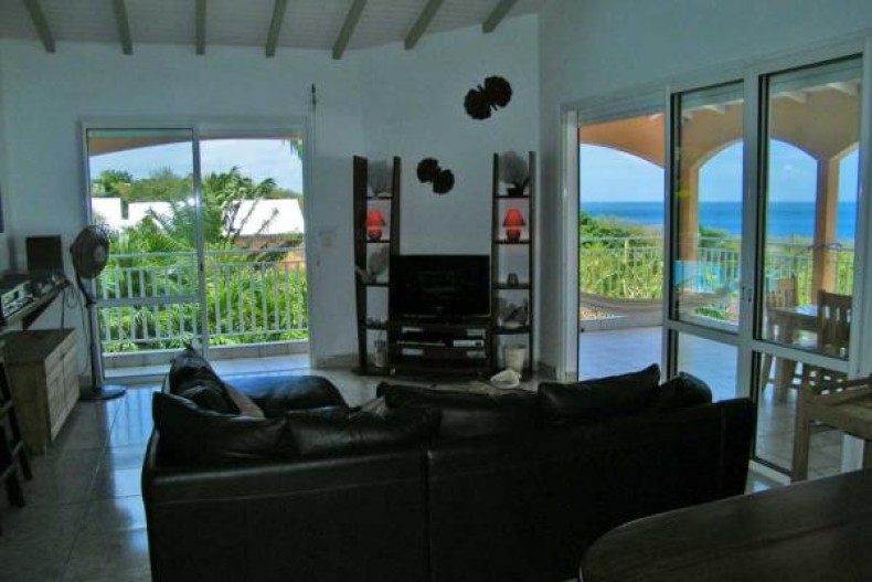 Villa Corossol - Séjour s'ouvrant sur la terrasse avec vue mer