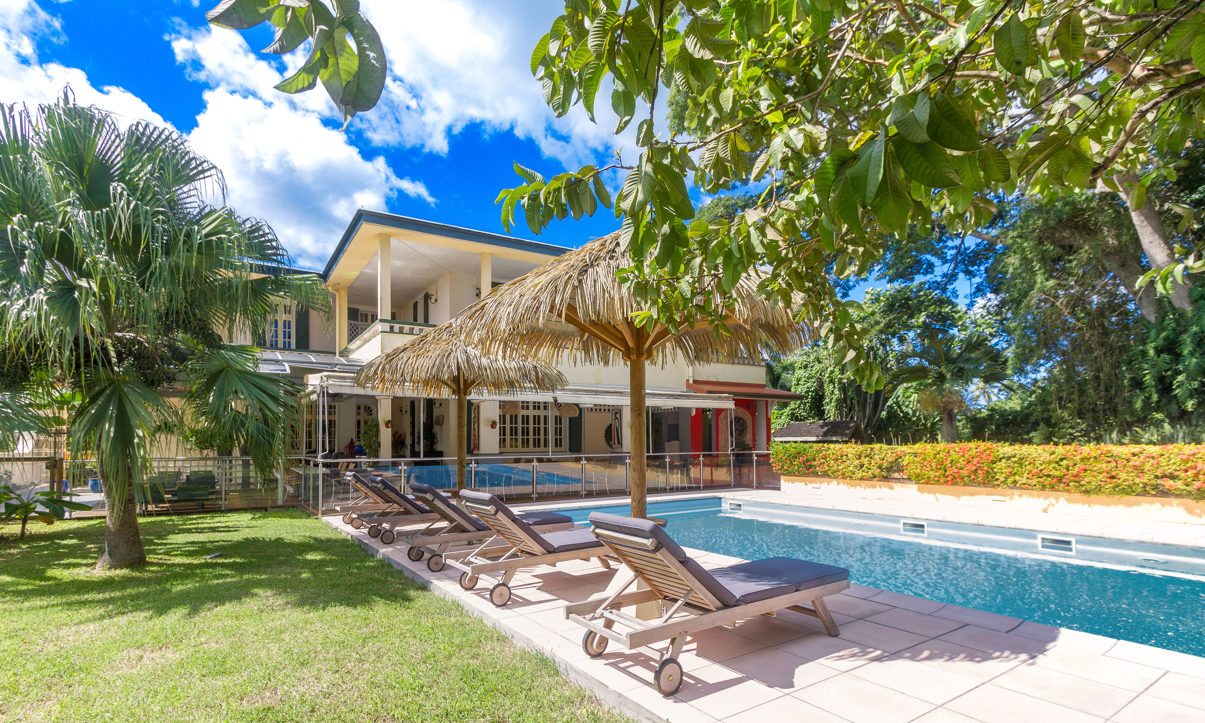 Accès à la piscine de l'hôtel***