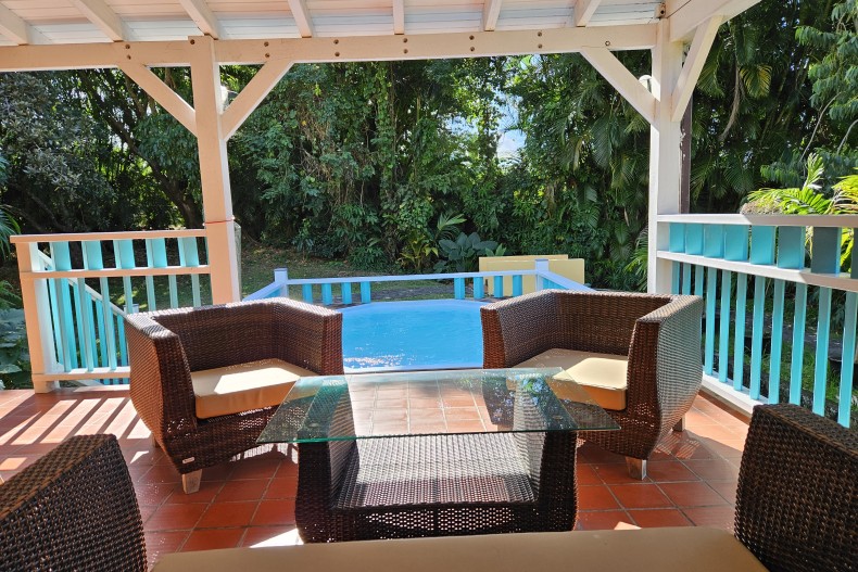 Bungalow du Comté - Salon et piscine privée