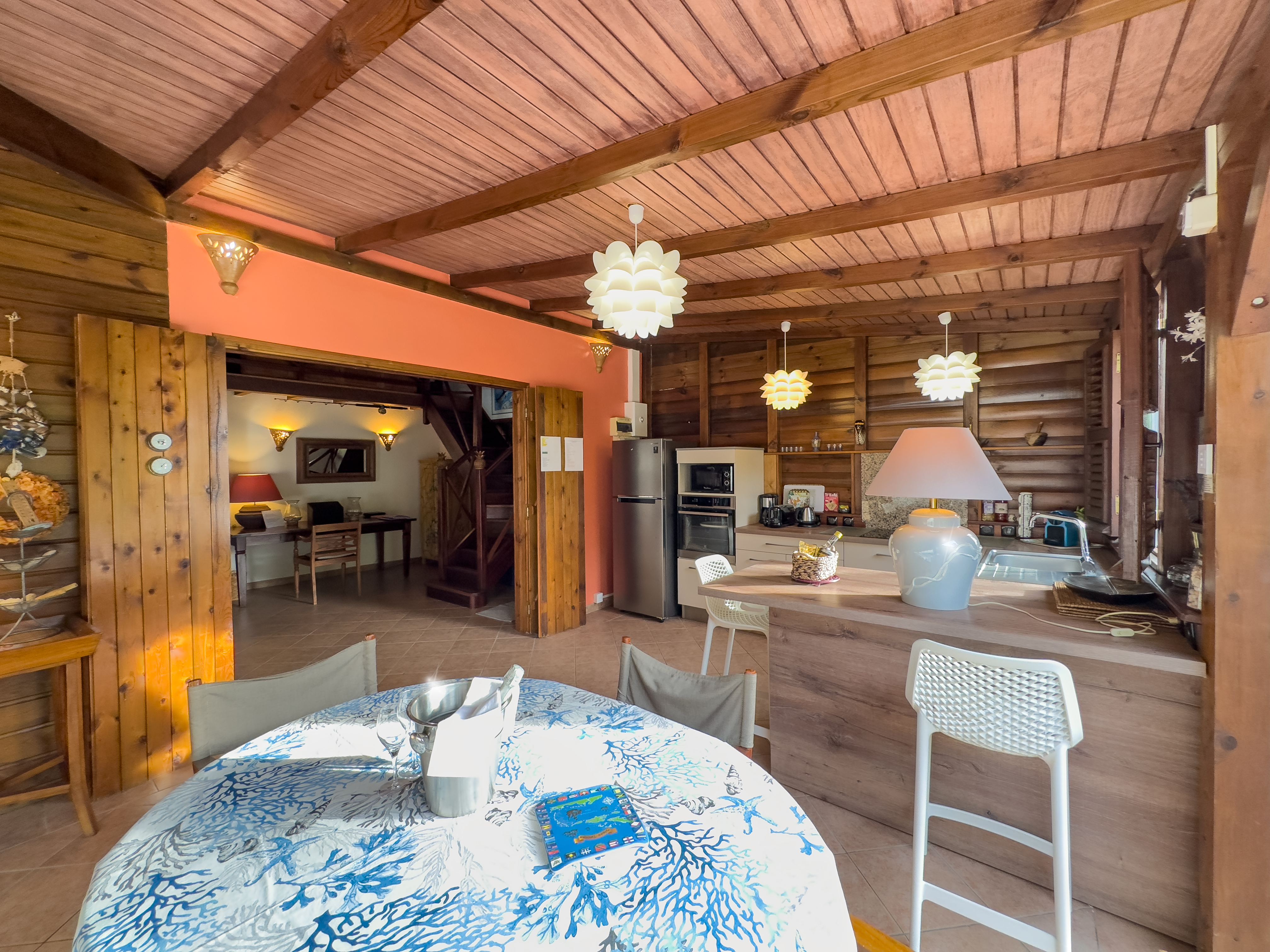 Villa Fleurs du Bonheur - Vue du salon sur cuisine