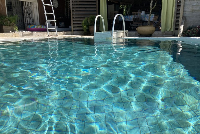 PISCINE EN PIERRE DE BALI