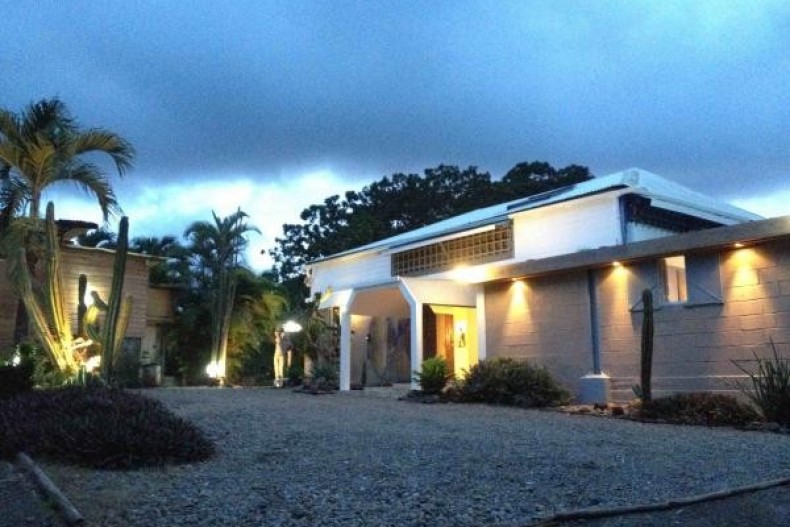 VILLA ( ENTREE PRINCIPALE )