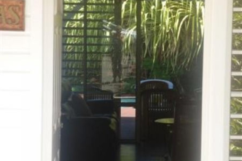 Vue entrée sur terrasse et piscine