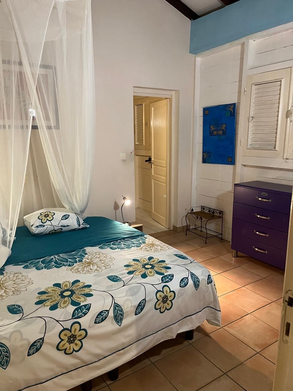 Villa La Louisiane - chambre avec 2 lits individuels et sa propre salle de bain
