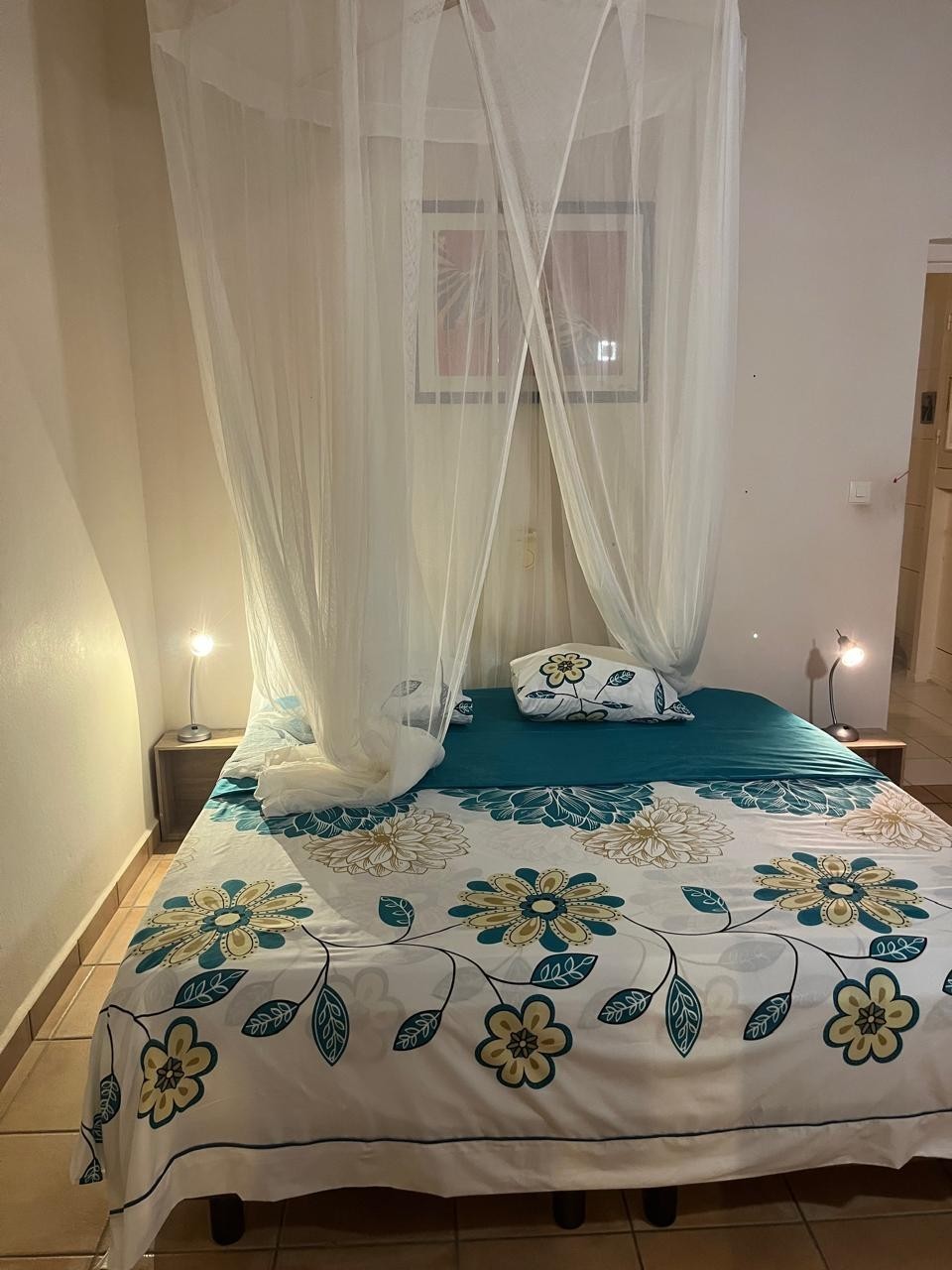 Villa La Louisiane - chambre avec 2 lits individuels et sa propre salle de bain