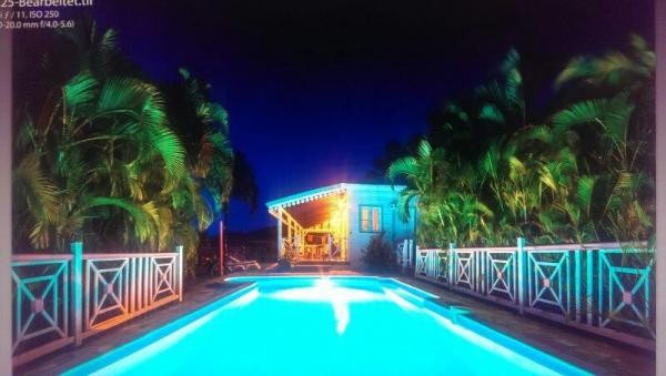 la grande piscine (32m²) illuminée le soir
