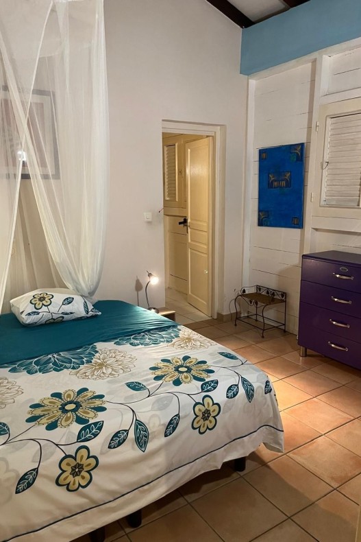 chambre avec 2 lits individuels et sa propre salle de bain