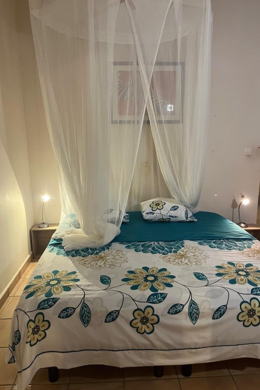 chambre avec 2 lits individuels et sa propre salle de bain