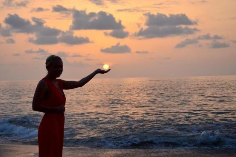 le coucher du soleil en main