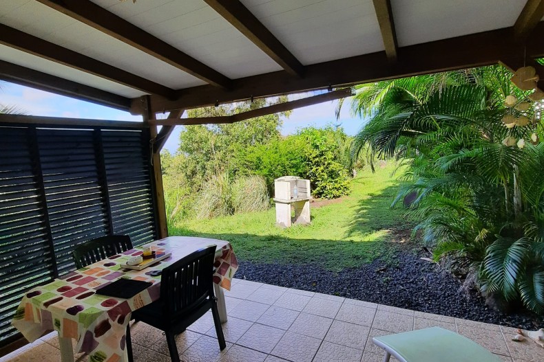 Vue de la terrasse dans le jardin exotique