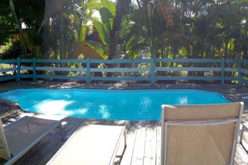 grand jardin arboré avec piscine privée