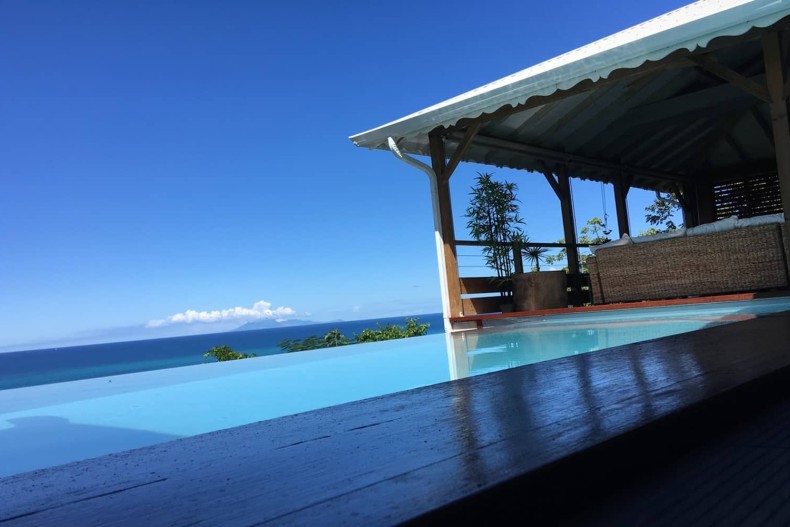 Piscine à débordement vue sur l'isle de Montserrat