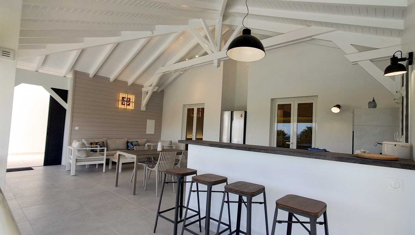 Villa Blue Marine - Terrasse couverte avec au fond à gauche l'accès à la terrasse extérieure