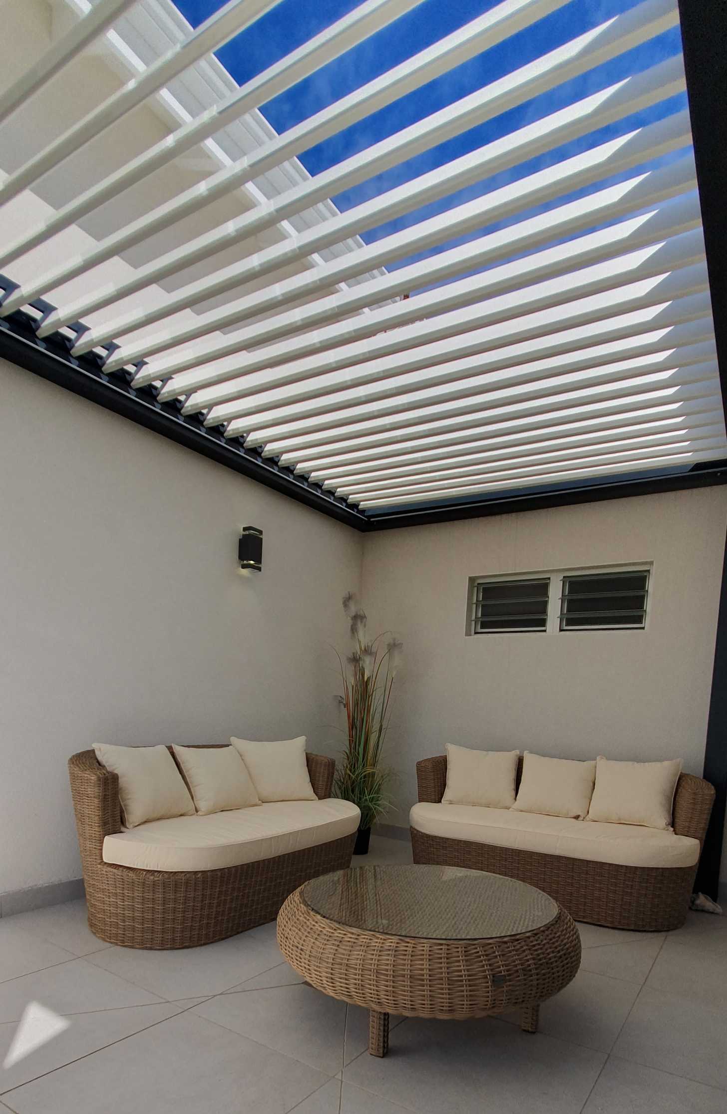 Villa Blue Marine - Sous la pergola bioclimatique une terrasse bien sympathique
