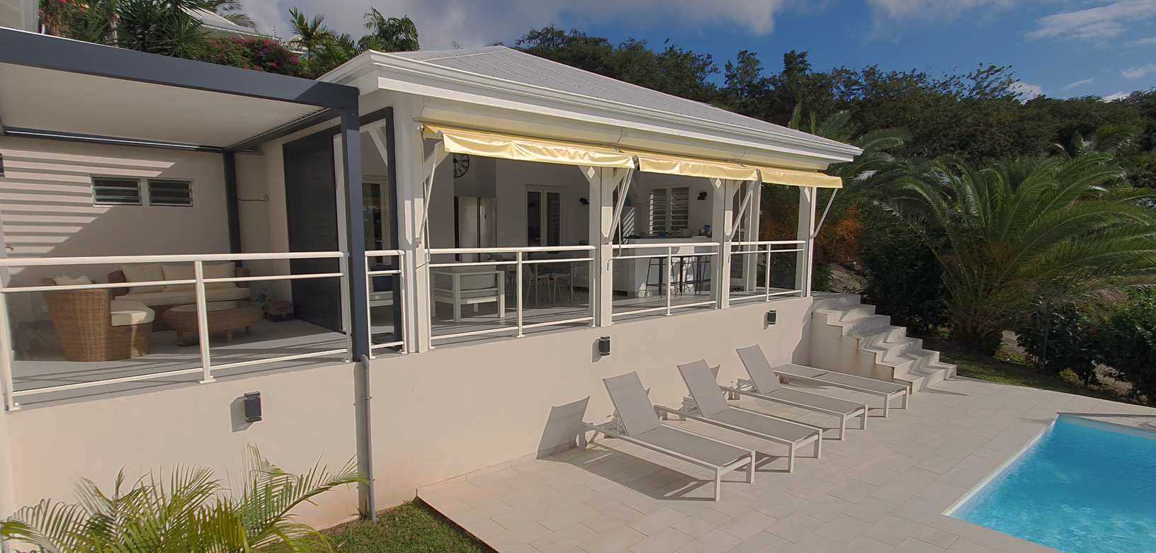 Villa Blue Marine - Vue de la villa et de son sympathique et très apprécié salon sous pergola bioclimatique.