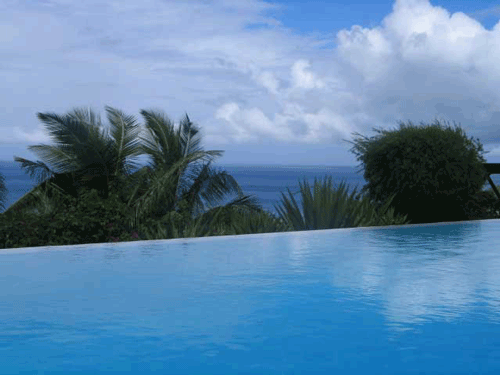Rafraichissez-vous dans cette belle piscine avec une superbe vu sur la mer des Caraïbes