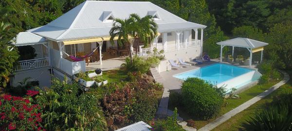 La grande terrasse couverte de 70 m2 avec accès direct à la piscine.