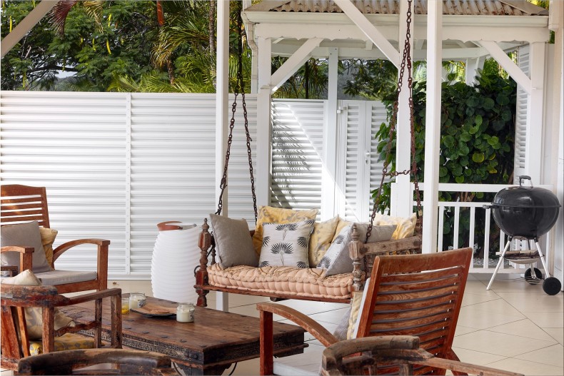 Balancelle au coin salon avec magnifique vue mer