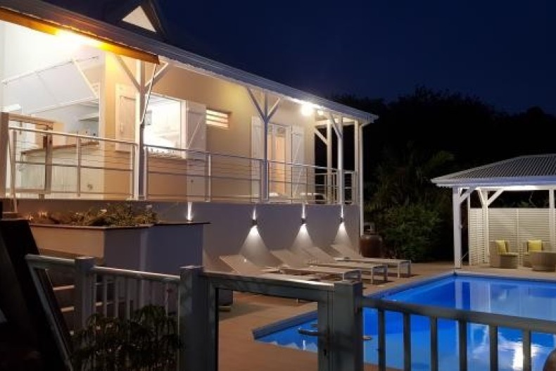 Très bel espace au bord de la piscine pour d'agéables soirées