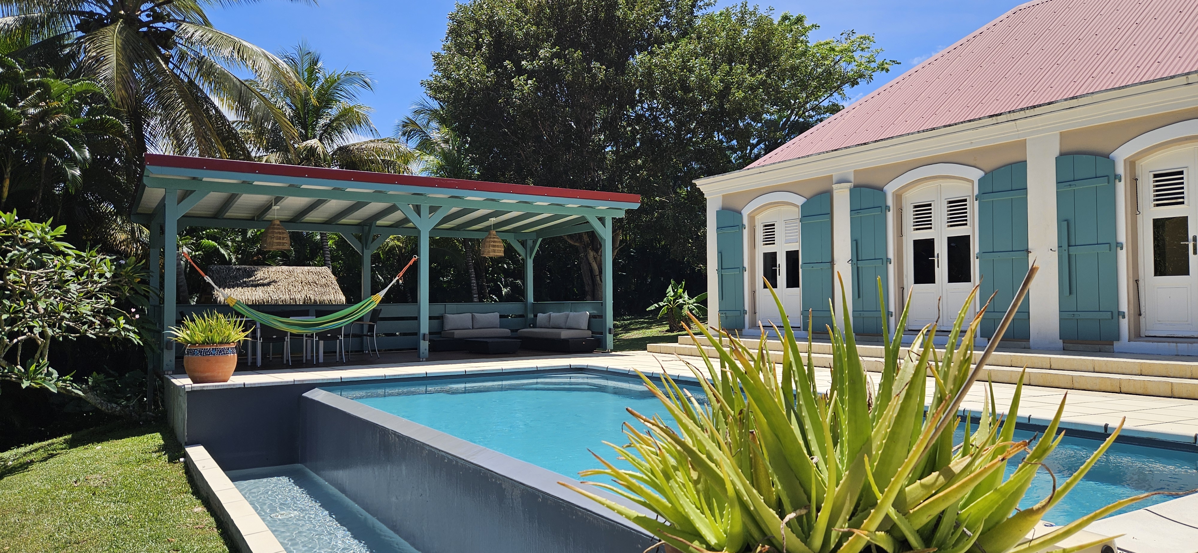 Vue piscine à débordement+carbet
