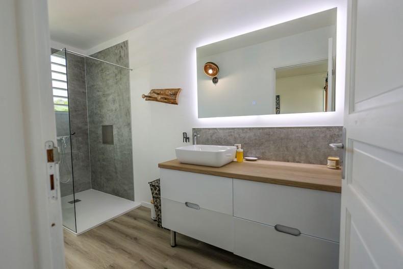 Tibo bas de villa accès 4 plages - salle d'eau attenante à la chambre