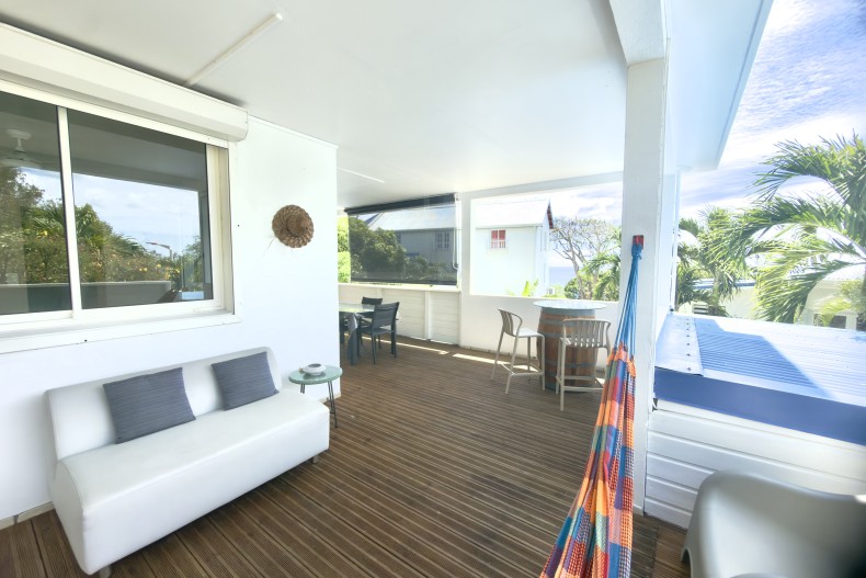 Grande terrasse idéale pour les repas et une pose dans le Hamac