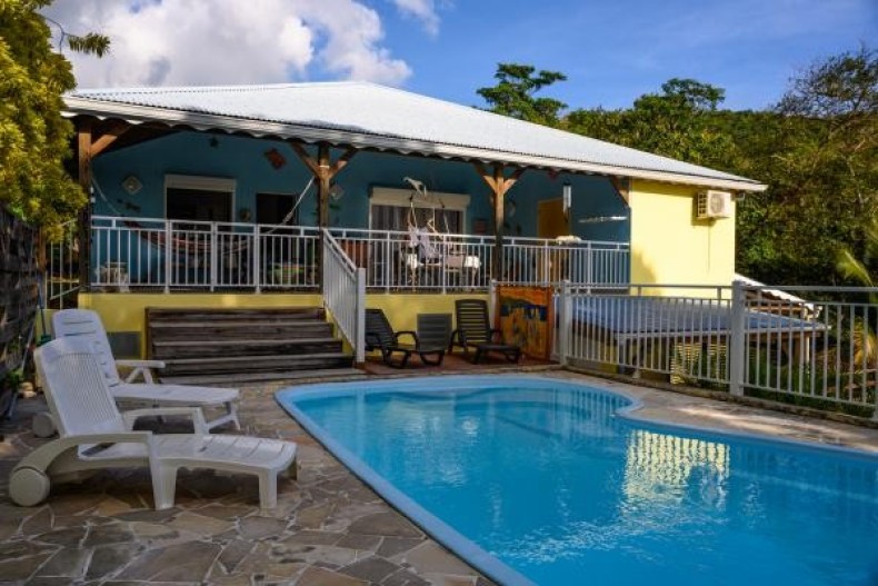 Les Anolis - piscine commune avec transats